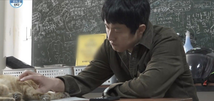 나혼산) 세상 얌전한 바이크가게 고양이 ㄷㄷ..jpg