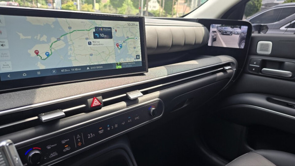 디지털 사이드미러가 크래시 패드 측면에 위치해 시야 분산이 최소화된다. / 사진=박성수 기자