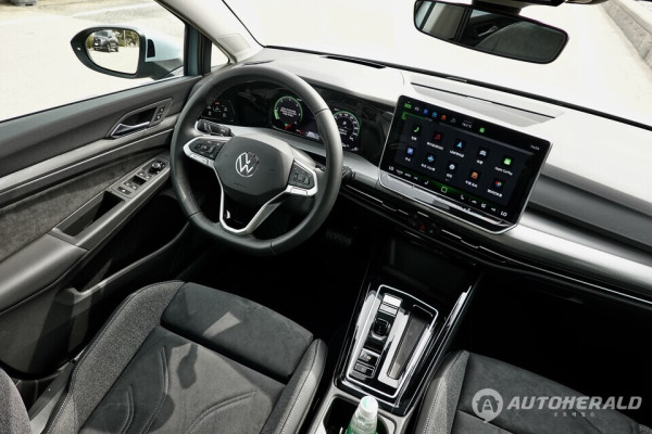 폭스바겐 골프 2.0 TDI는 안드로이드 오토, 애플 카플레이를 무선으로 연결할 수 있다. (오토헤럴드 김흥식 기자)