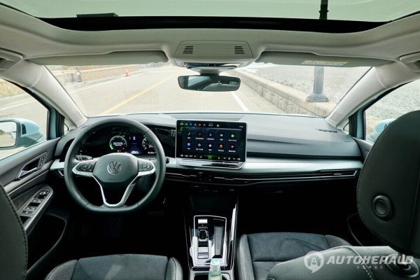 1.29인치 디스플레이로 차량의 모든 기능을 조작할 수 있는 폭스바겐 골프 2.0 TDI (오토헤럴드 김흥식 기자)