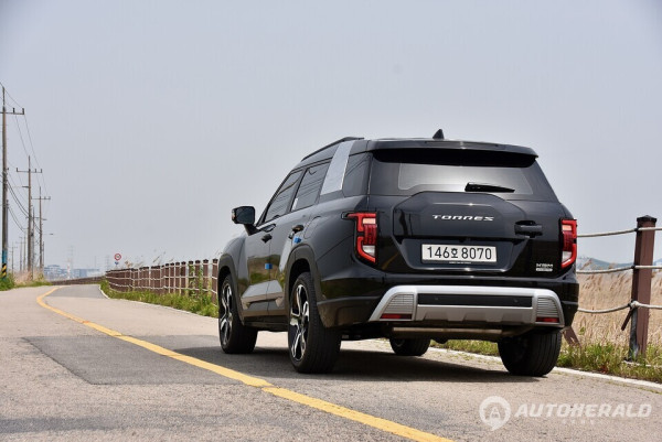 토레스 하이브리드는 도심 구간에서는 94%까지 EV 모드 주행이 가능해 정속 주행 시에는 전기차처럼 조용하고 부드럽게 움직인다. (오토헤럴드 김흥식 기자)