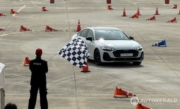 아우디 뉴 A5는 연속 코너링에서도 언더스티어 없이 뉴트럴한 차체 거동을 유지해 짐카나와 같은 타이트한 환경에서 예리한 조종성과 안정성을 동시에 보여줬다. (오토헤럴드 김흥식 기자)