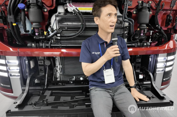 더 뉴 엑시언트의 전면 하단 그릴 커버를 열면 컵 홀더까지 배치된 견고한 테이블이 완성된다. 스마트 리모트키를 이용해 차량의 시동은 물론 다양한 기능을 활성화할 수도 있다. (오토헤럴드 김흥식 기자)