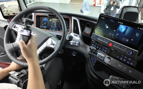 더 뉴 엑시언트는 클러스터와 센터 스크린 베젤에 레드 컬러의 포인트를 주고  ccNC 상용 전용 맵을 적용, 실시간 주행 정보를 확인하며 안전하고 편안한 장거리, 장시간 운행이 가능하게 했다. (오토헤럴드 김흥식 기자)