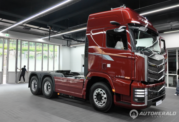 더 뉴 엑시언트는 디지털 사이드 미러를 적용해 공력 성능과 미관을 살리고 측면 데칼을 최소화해 여백을 살려 개인의 취향에 맞춘 꾸밈을 자유롭게 했다. (오토헤럴드 김흥식 기자)