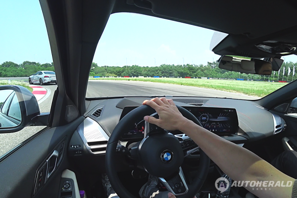 이전 세대보다 향상된 주행 성능을 발휘하는 BMW 신형 1시리즈(오토헤럴드 김훈기 기자)
