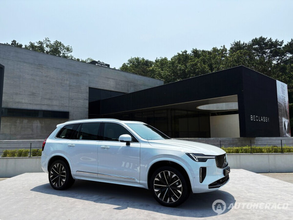 부분변경 볼보 XC90. 매트릭스 LED 헤드램프와 그래픽 그릴로 외관을 세련되게 다듬었다. (오토헤럴드 김흥식 기자)