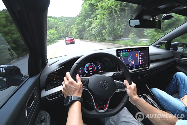 8.5세대 폭스바겐 골프 GTI는 성능과 효율의 적당한 균형감이 매력이다(오토헤럴드 김훈기 기자)