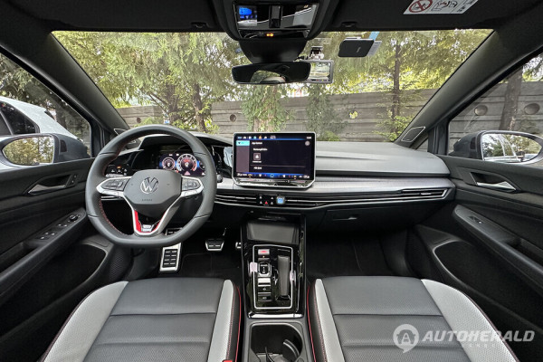 폭스바겐 골프 GTI 실내 디자인(오토헤럴드 김훈기 기자)