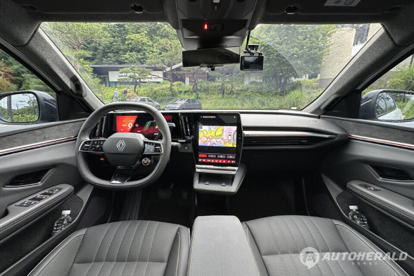 세닉 E-Tech 실내는 다양한 디지털 장비가 눈길을 끈다. (오토헤럴드 김훈기 기자)