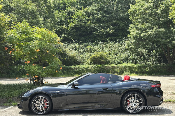 그란투리스모를 기반으로 제작된 마세라티 그란카브리오는 강력한 동력성능과 오픈 에어링의 매력을 겸비했다(오토헤럴드 김훈기 기자)