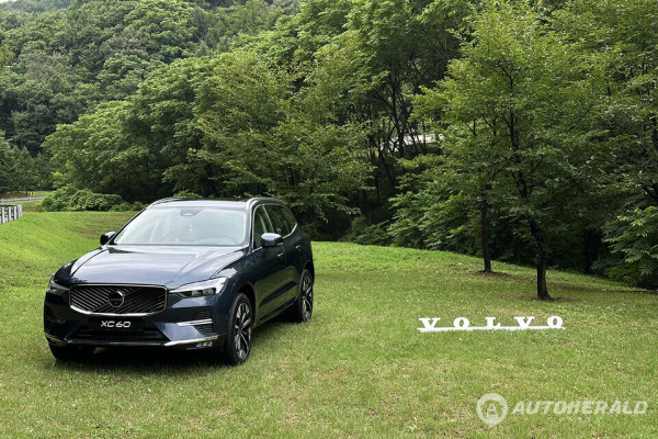 볼보의 2세대 부분변경 XC60은 군더더기 없는 디자인이 눈에 띈다(오토헤럴드 김훈기 기자)