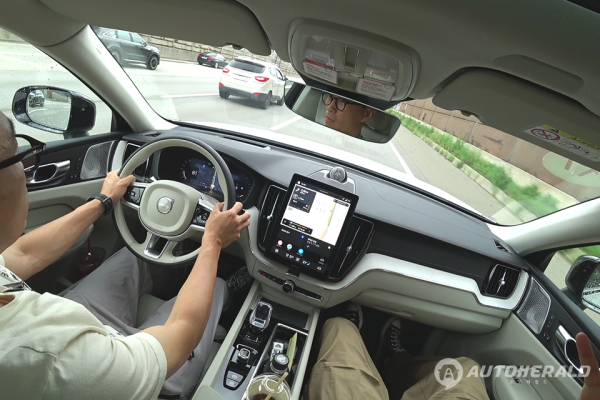 신형 XC60은 파워트레인에서 AWD 시스템과 에어 서스펜션이 기본 적용된다(오토헤럴드 김훈기 기자)