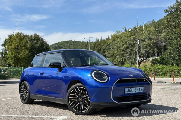 전동화 모델로 변화를 거치며 기존 내연기관에서 소폭의 디자인 변경이 이뤄졌다(오토헤럴드 김훈기 기자)