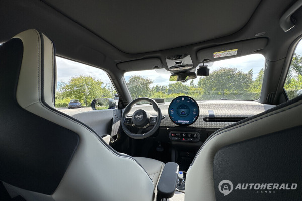 일렉트릭 미니 쿠퍼 국내 판매 가격은 클래식 트림이 5250만 원, 페이버드 트림이 5610만 원으로 구성된다(오토헤럴드 김훈기 기자) 