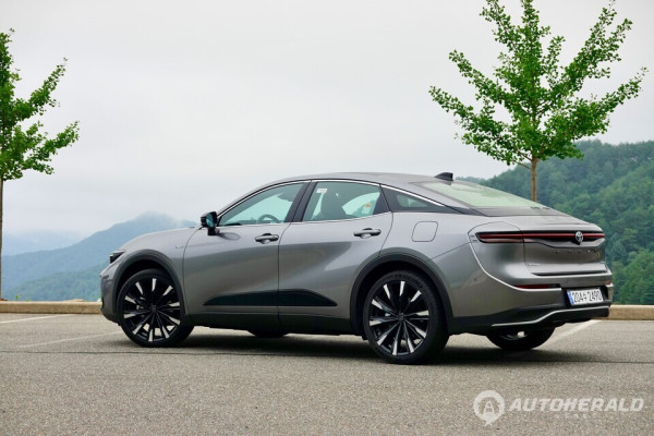 쿠페 스타일 루프라인이 이어지는 후면부는 일자형 LED 테일램프와 도요타 엠블럼으로 안정감을 주며, 크로스오버의 스포티한 감각을 완성한다.(김흥식 기자)