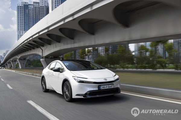 프리우스 HEV AWD XLE 모델은 복합 연비가 리터당 20.0km를 넘는다(출처: 토요타코리아)