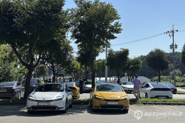 프리우스 HEV AWD XLE는 일반 모델에 비해 가격 인상폭을 최소화한 부분이 눈에 띈다(오토헤럴드 김훈기 기자)