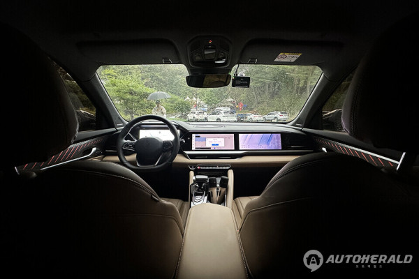 연식변경 모델은 실내에서도 기존보다 고급스러운 소재가 사용됐다(오토헤럴드 김훈기 기자)