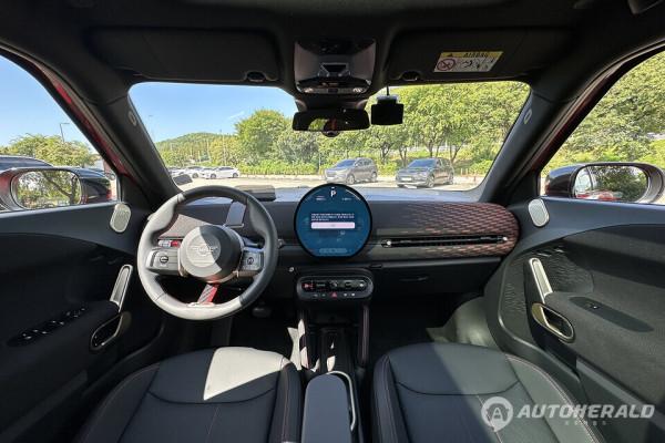 실내는 미니 특유의 헤리티지를 전달하는 요소들을 찾을 수 있다(오토헤럴드 김훈기 기자)