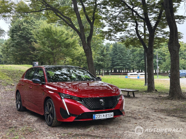 푸조 308 스마트 하이브리드는 순수전기차와 같은 주행 질감을 전달한다(오토헤럴드 김훈기 기자)