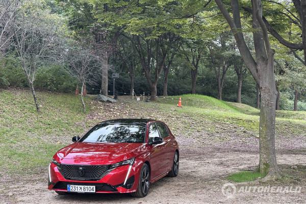 푸조 308 스마트 하이브리드 판매 가격은 알뤼르 트림이 3990만 원, GT 트림이 4650만 원이다(오토헤럴드 김훈기 기자)