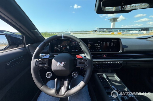 스티어링 휠의 N 모드 버튼과 계기판의 주행 데이터도 드라이버의 본능을 깨우는데 중요한 역할을 한다. (김흥식 기자)