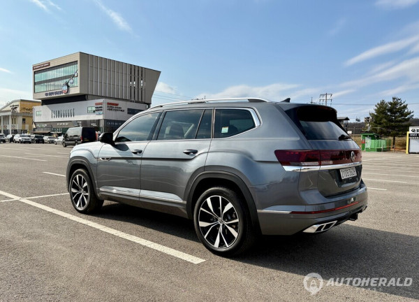 선이 굵고 깊은 캐릭터 라인, 후면으로 갈수록 탄탄하게 잡아낸 숄더라인과 R-Line 범퍼 디자인이 강조된 후측면.(오토헤럴드 김흥식 기자)