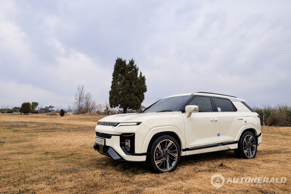 확장된 차체 비율과 날카로운 전면 디자인이 돋보이는 액티언 하이브리드. SUV 특유의 당당한 자세와 균형 잡힌 비율을 갖고 있다. (오토헤럴드 김흥식 기자)