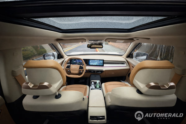 파노라마 선루프와 수평형 대시보드로 개방감이 뛰어난 액티언 하이브리드의 실내.(오토헤럴드 김흥식 기자)